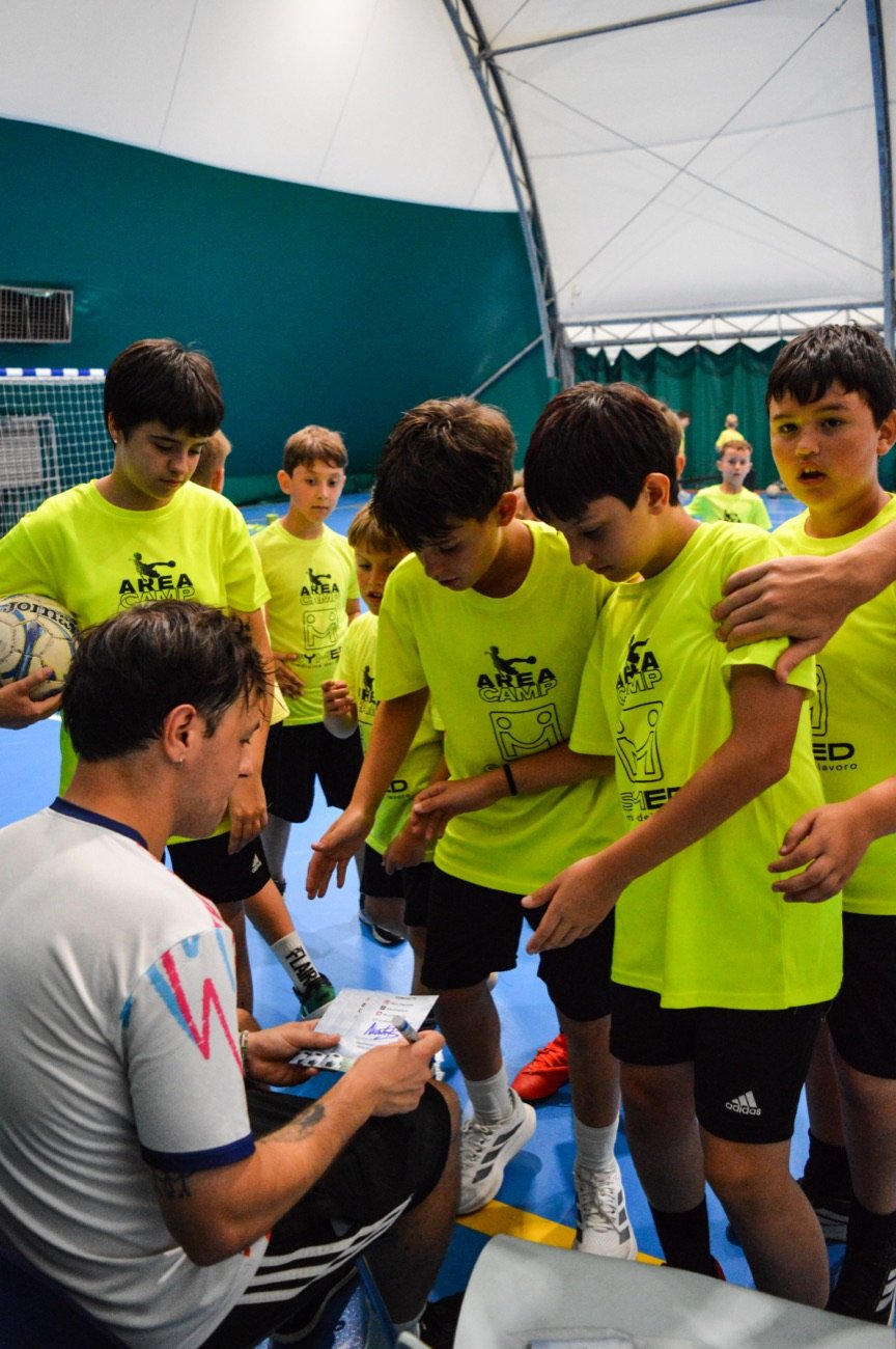 Autografi ai bambini del camp a fine esibizione