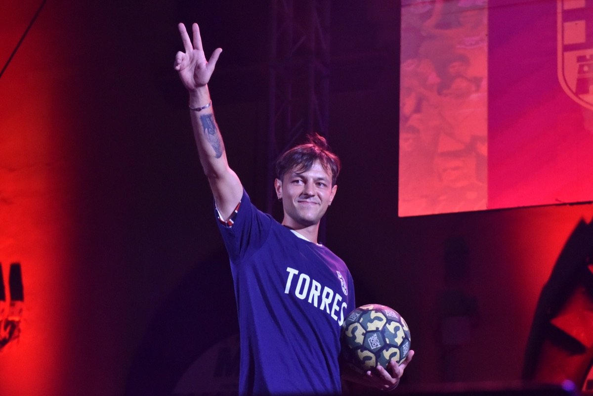 Nicola Barnabà sul palco saluta il pubblico durante uno show serale
