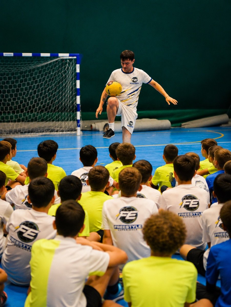 Show indoor in palestra con i ragazzi della scuola calcio